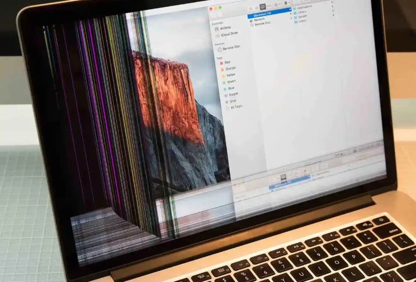 Top Signs That Your MacBook Pro Screen Needs Our Repair Service in Lakewood